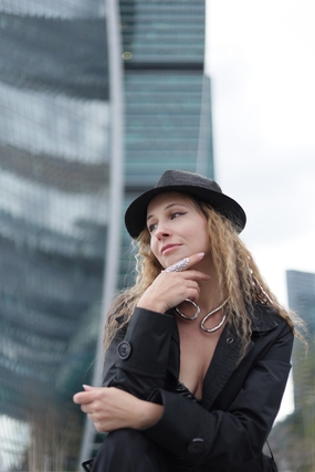 现代时尚美丽戴帽都市美女图片